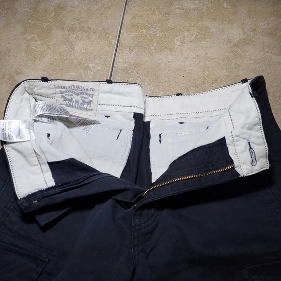 Levi's Men's Black Cargo Shorts W31 - Picture 3 of 8